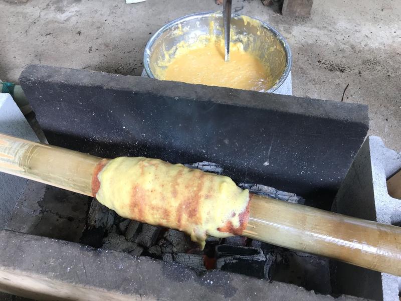 竹に生地を巻いて焼くバームクーヘンづくり