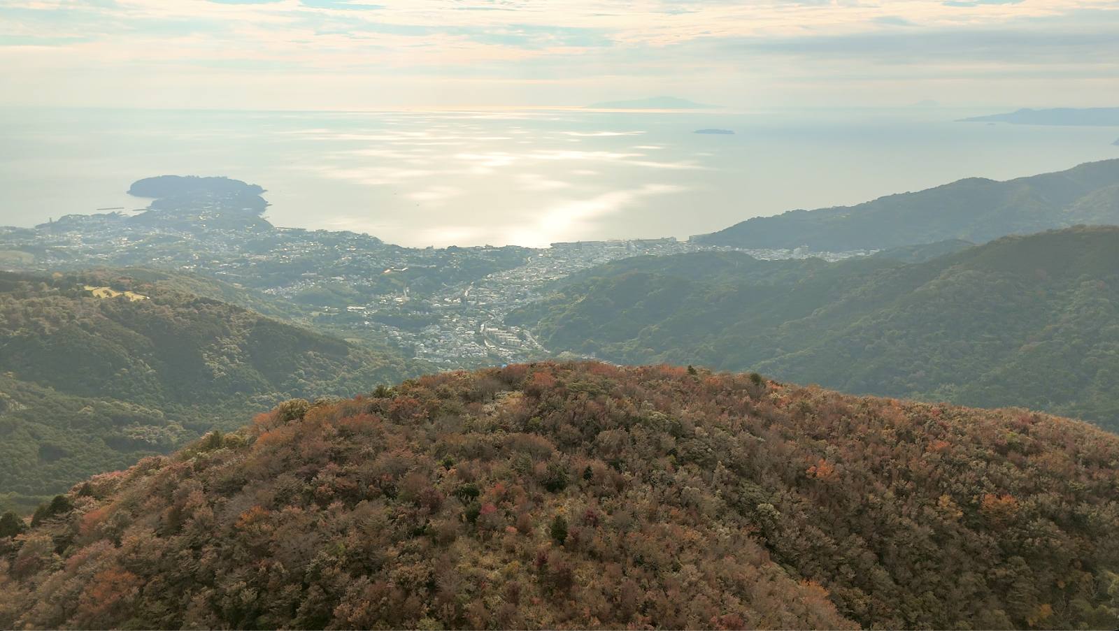 幕山の上空から見た湯河原の町と相模湾