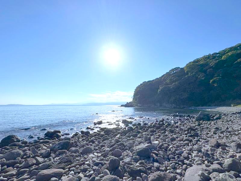 朝日を受ける真鶴半島の磯の海岸